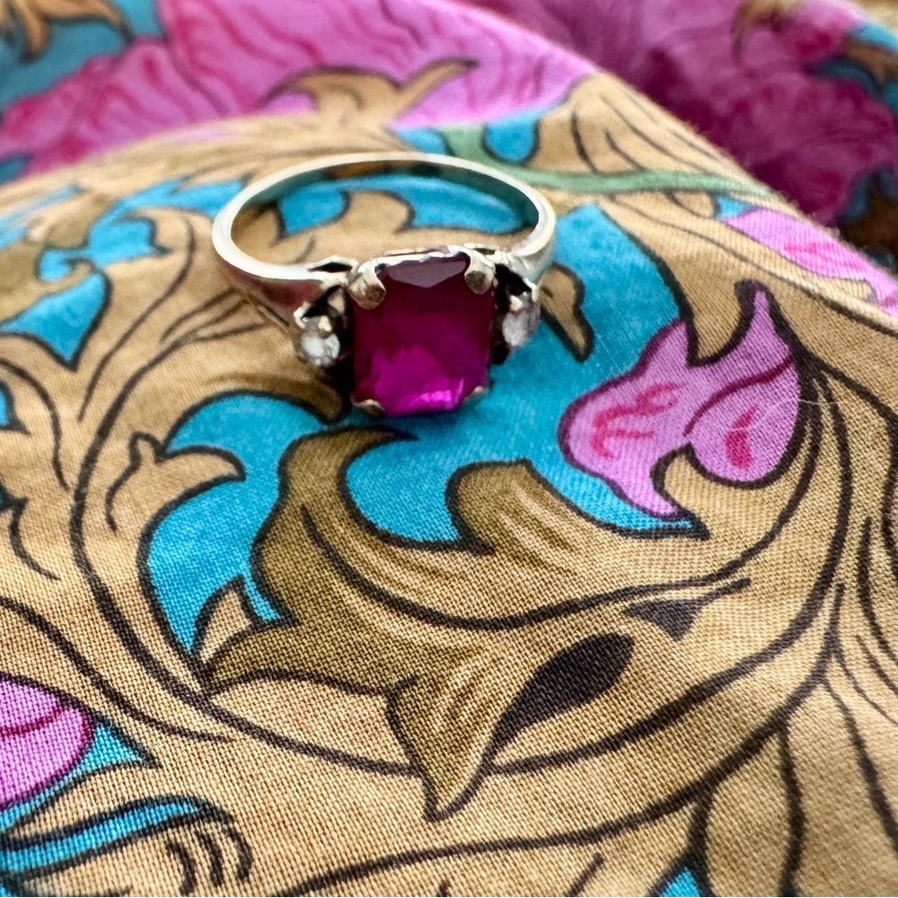 Elegant Vintage 10k Ruby and Gold Ring